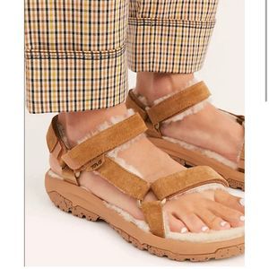 TEVA — Hurricane Ugg Shearling Suede Tan // Size 9